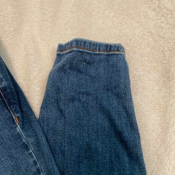 Medium wash high rise skinnies - Picture 3 of 4